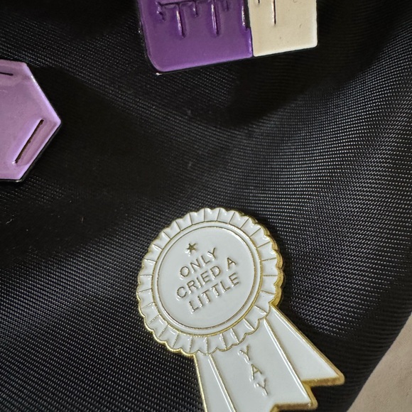 Fanny pack with pins - Picture 3 of 4